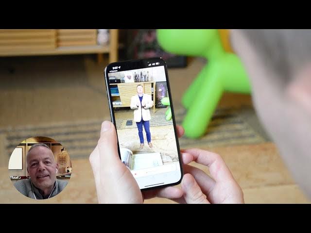 An image of the Hult Bussiness School Augmented reality app.